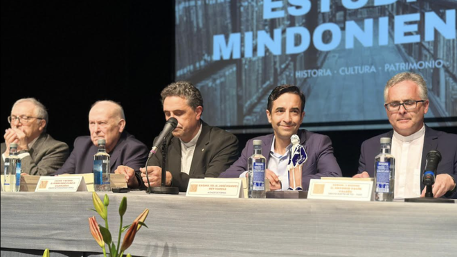 Segundo Pérez (segundo por la izda), en un momento del acto