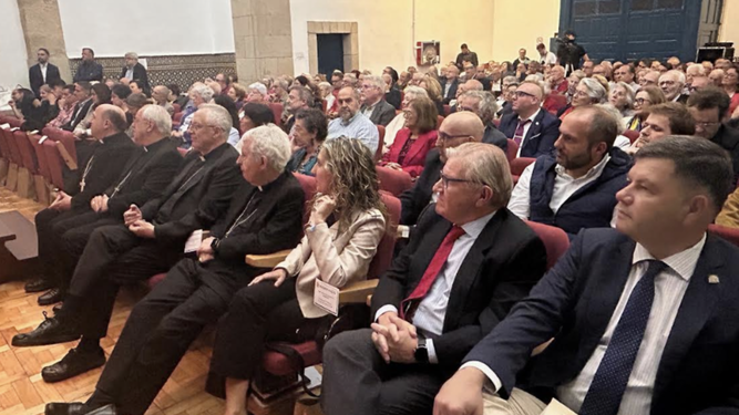 Los obispos gallegos, en la primera fila de los asistentes al homenaje