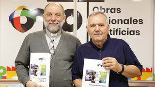 Calderón, director de OMP España, junto con Serafín Suárez, misionero del IEME, en la presentación de la memoria