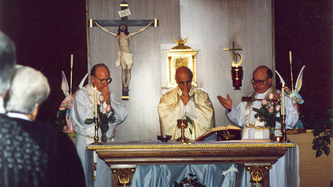 El cardenal Suquía celebra la Eucaristía en la capilla de la Fundación