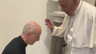 El Papa bendice a James Martin