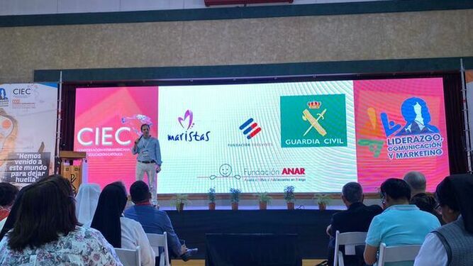 Arturo Cavana, presentando la campaña No te calles, cuéntalo