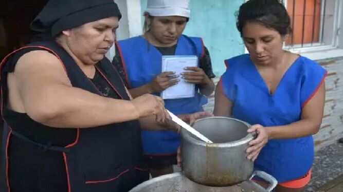 Madres sirviendo comidas para los necesitados en barrios de Argentina