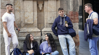 Alumnos a la entrada de la universidad