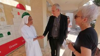 Zuppi con la directora del Charitas Baby Hospital de Belén