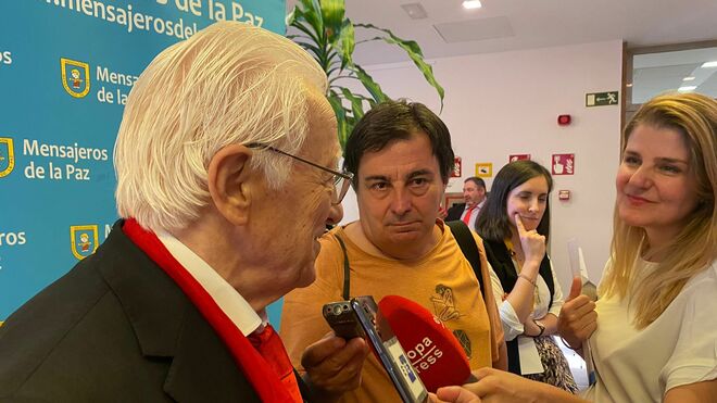 El padre Ángel, atendiendo a los medios