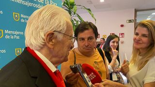 El padre Ángel, atendiendo a los medios