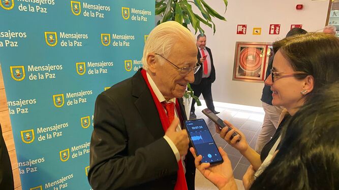 El padre Ángel, atendiendo a la prensa