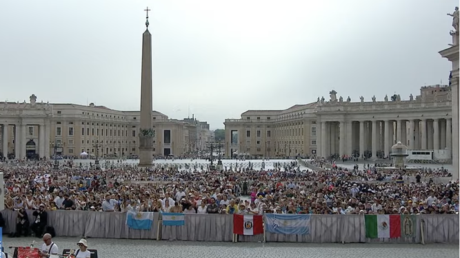 Fieles en la plaza de San Pedro para la audiencia del miércoles
