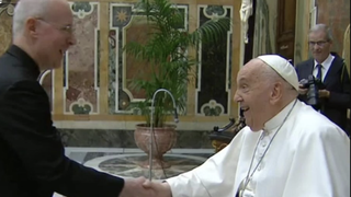 Saludo entre el Papa y Martin
