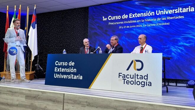 Fernando Martínez (centro), secretario de Estado de Memoria Democrática, durante su intervención