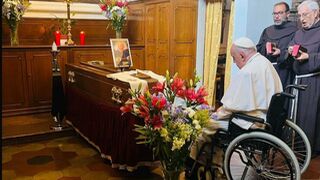 El Papa acude a la capilla ardiente de su confesor, el franciscano español Manuel Blanco