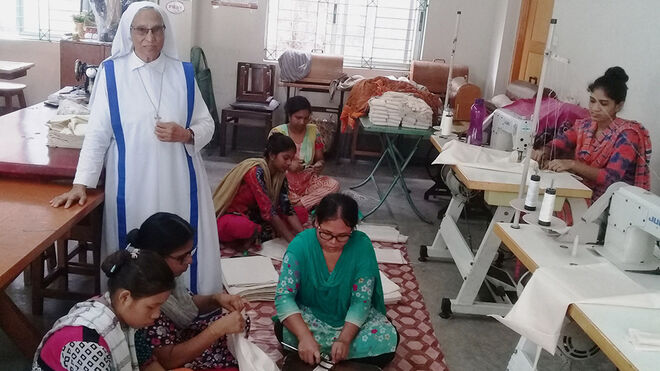 La hermana Mary Lillian con artesanas de Corr The Jute Works en Dhaka, Bangladesh