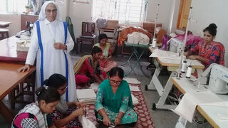 La hermana Mary Lillian con artesanas de Corr The Jute Works en Dhaka, Bangladesh