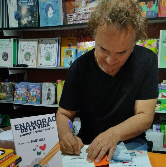 Migueli firmando ejemplares en San Pablo