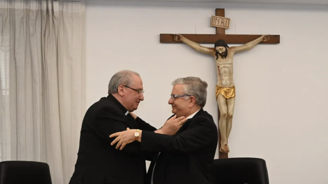 El abrazo de despedida de Morga y Carballo