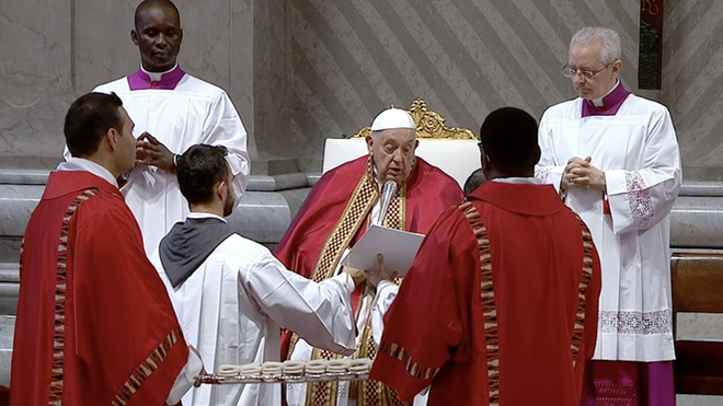 Francisco, bendiciendo los palios de los nuevos arzobispos