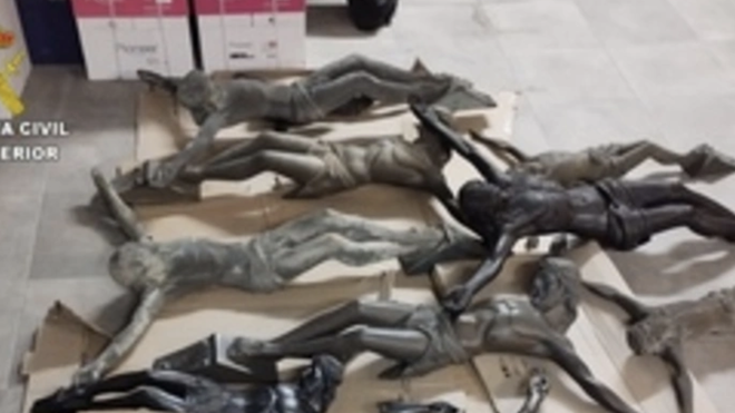 Algunos de los crucifijos recuperados