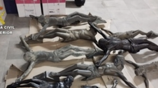 Algunos de los crucifijos recuperados