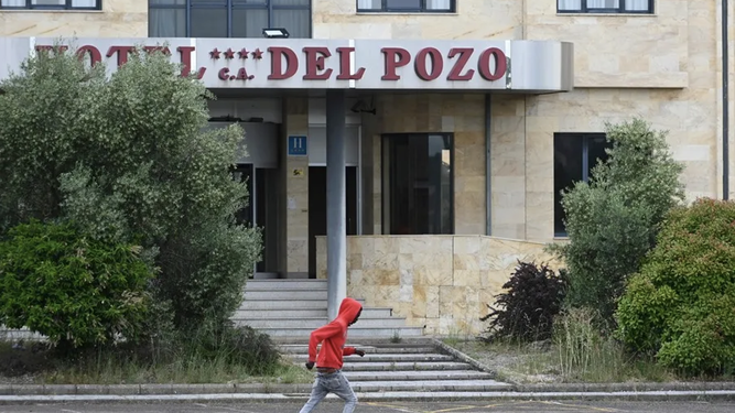 Uno de los migrantes acogidos en León delante de las instalaciones que gestiona San Juan de Dios