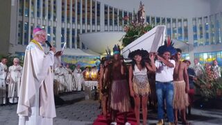 Mons. Evaristo Spengler con los indígenas