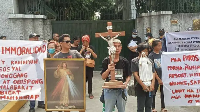 Concentración de laicos filipinos ante la nunciatura en Manila