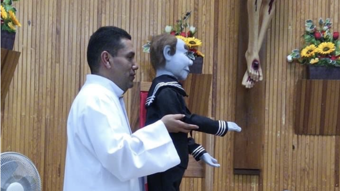 El sacerdote Víctor Hugo con la marioneta 'diabólica'