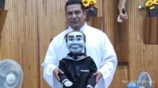 El sacerdote Víctor Hugo con la polémica marioneta