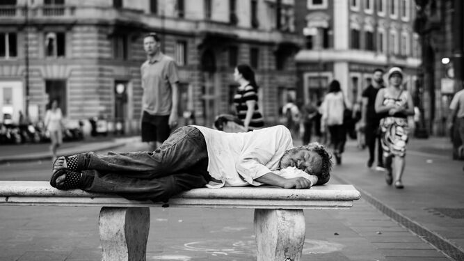 Un sin techo en una calle de Roma