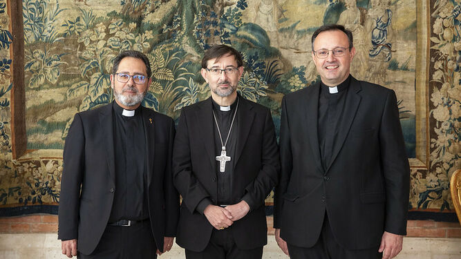 Los dos nuevos auxiliares de Madrid, Vicente Martín y José Antonio Álvarez con el cardenal José Cobo