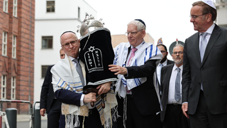 Mark Dainow, Boris Pistorius (der.) y  Josef Schuster (centro)