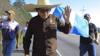 El sacerdote, durante su caminata