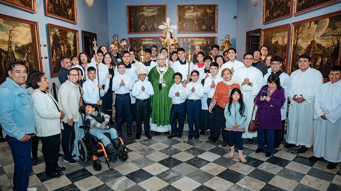 El arzobispo Castillo con participantes en la eucaristía dominical