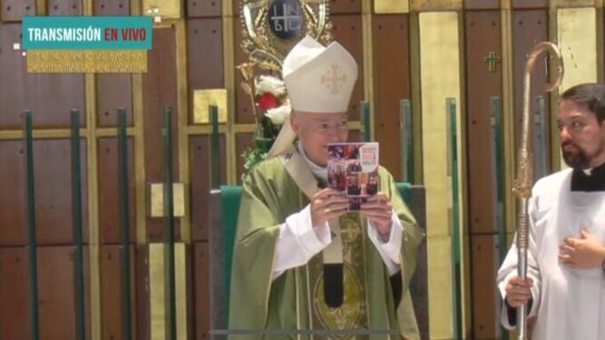 El cardenal Aguiar durante la eucaristía