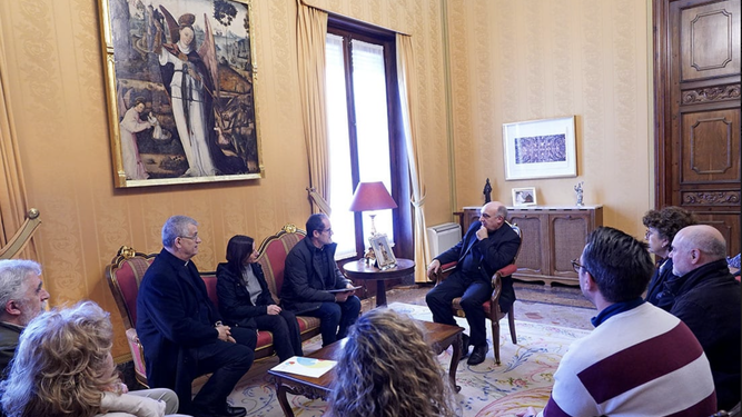 Los miembros del COF, en un encuentro con el arzobispo de Valencia