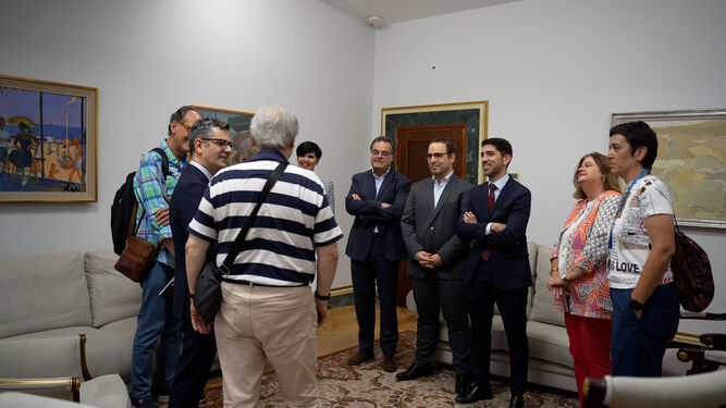 Félix Bolaños, en una reunión con las víctimas de abusos