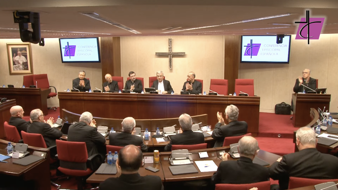 Los obispos aplauden las palabras de Argüello en la clausura de la plenaria extraordinaria