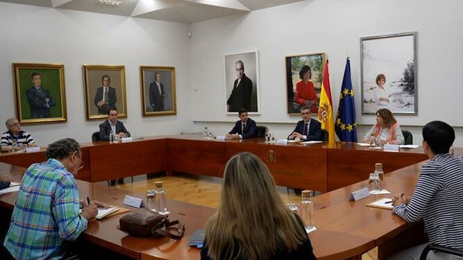 El ministro Bolaños en la reunión con las asociaciones de víctimas de abusos en la Iglesia