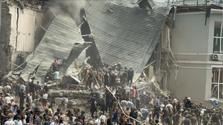 Imagen del hospital infantile bombardeado en la capital de Ucrania