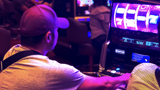 Un joven en un salón de juegos