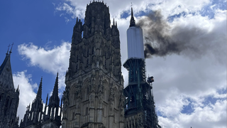 Incendio en la aguja de la catedral de Ruán