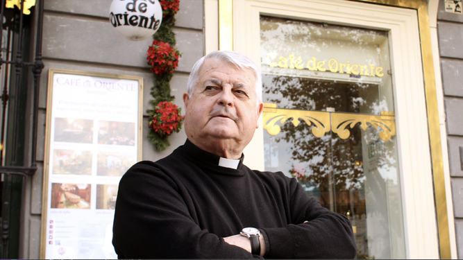 Luis de Lezama ante el Café de Oriente