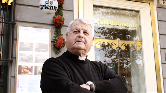 Luis de Lezama ante el Café de Oriente