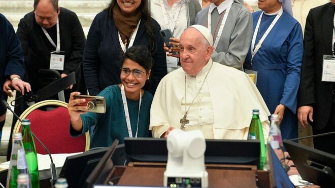 El Papa, con algunas mujeres participantes en el Sínodo