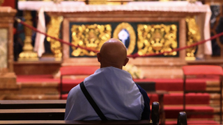 Luis de la Fuente, reza ante el Cachorro