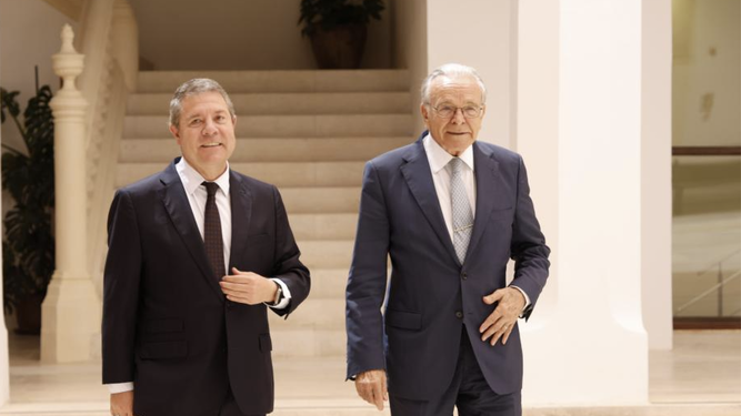 El presidente de Castilla-La Mancha, Emiliano García-Page, y el presidente de la Fundación ”la Caixa”, Isidro Fainé, en la firma del convenio marco entre ambas instituciones para 2024 firmado en Toledo