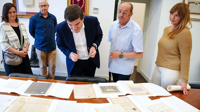 El rector Juan José Etxeberria contempla parte de los documentos donados