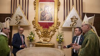 Cobo, con monseñor Chico, en la pila de Sabiote en la que fue bautizado