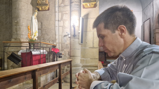 Josep Lluís Serrano, rezando en la iglesia de Tivissa