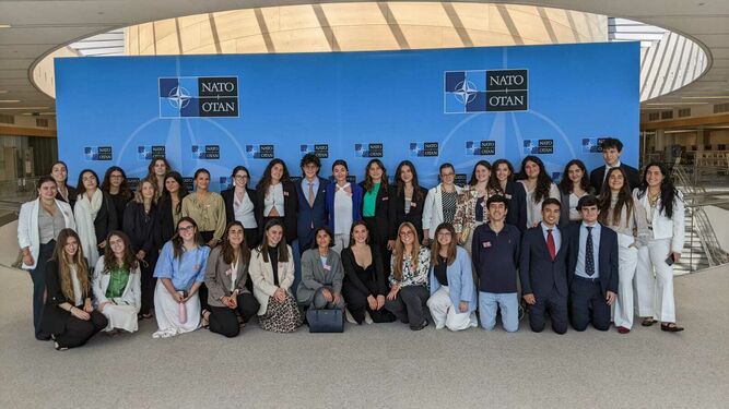 Los alumnos de Comillas, en la sede de la OTAN en Bruselas